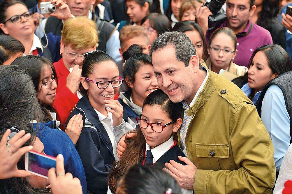 El gobernador Eruviel Ávila anunció que entregará 3.3 millones de vales para útiles escolares (ARCHIVO. EL UNIVERSAL)
