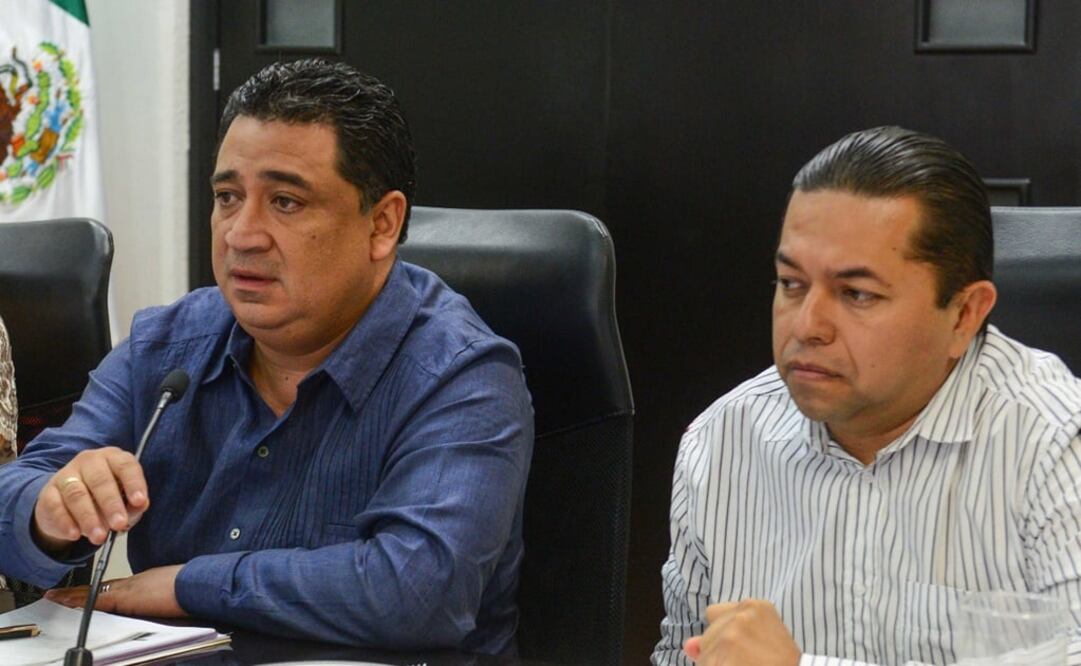 De izq a der. Eduardo Martinez Arcila, presidente de la Gran Comisión; y Emiliano Ramos, presidente de la Comisión de Presupuesto (Foto: Cortesía del Congreso de Q. Roo) 