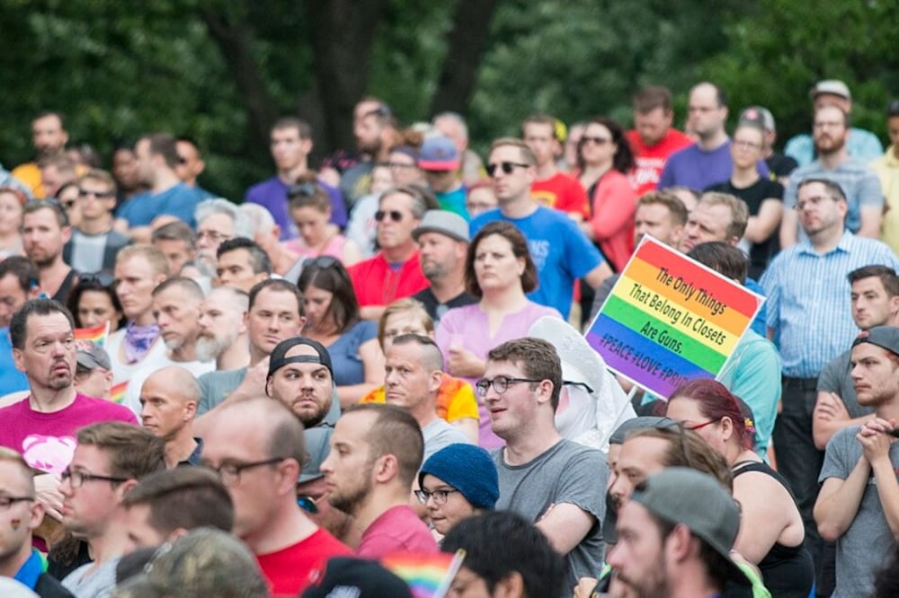 Acto en Minneapolis en solidaridad con las víctimas de Pulse. En una pancarta se lee: “Las únicas cosas que deben estar en el closet con las armas”. Crédito: WikiCommons