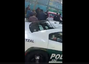 VIDEO: Taxista embiste a varios policías y huye en Iztapalapa