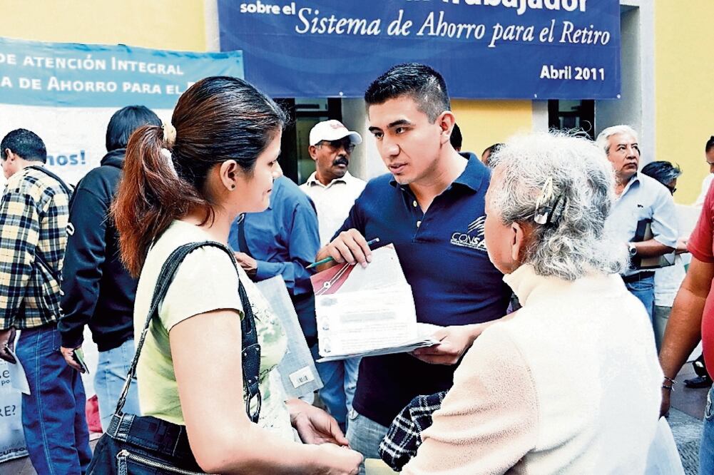 La Consar advierte que los retiros que realicen los trabajadores afectarán su s semanas de cotizaciones trabajadas cuando llegue la edad de jubilarse. (ARCHIVO EL UNIVERSAL)