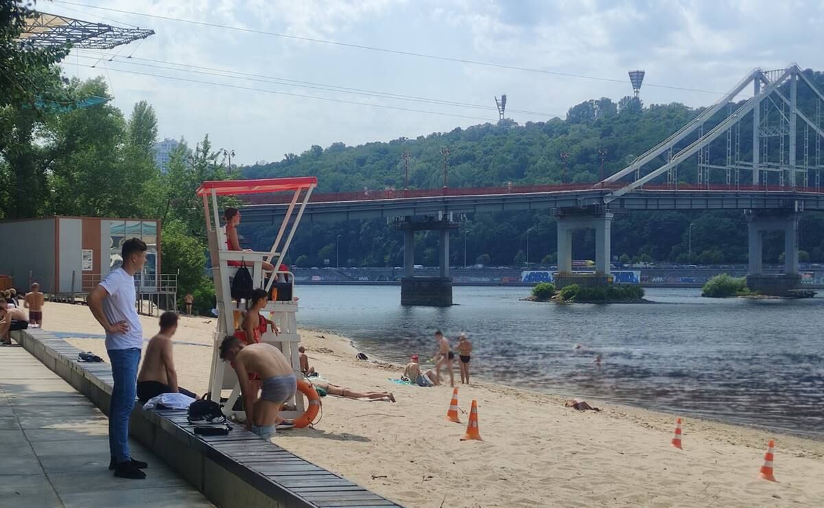 Miles de ucranianos buscan refugio en las playas y los parques de Kiev en medio de una ola de calor. Foto: EFE