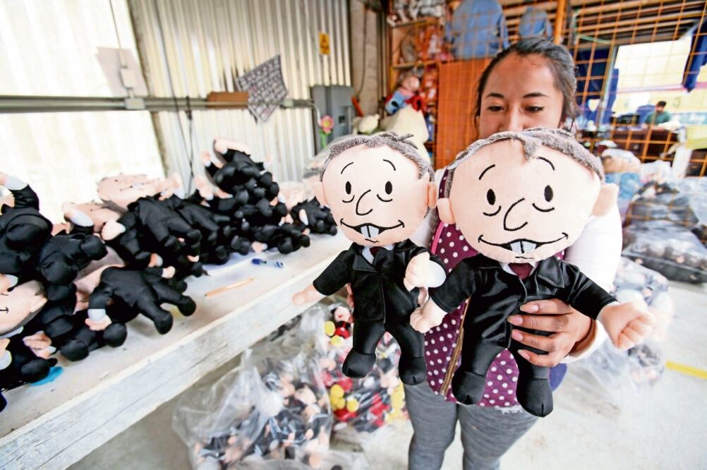 El taller El Alacrán tiene como costumbre regalarle a todos los políticos de renombre que visiten Xonacatlán, tierra del peluche, una figura afelpada personalizada con su imagen. Foto: JORGE ALVARADO. EL UNIVERSAL