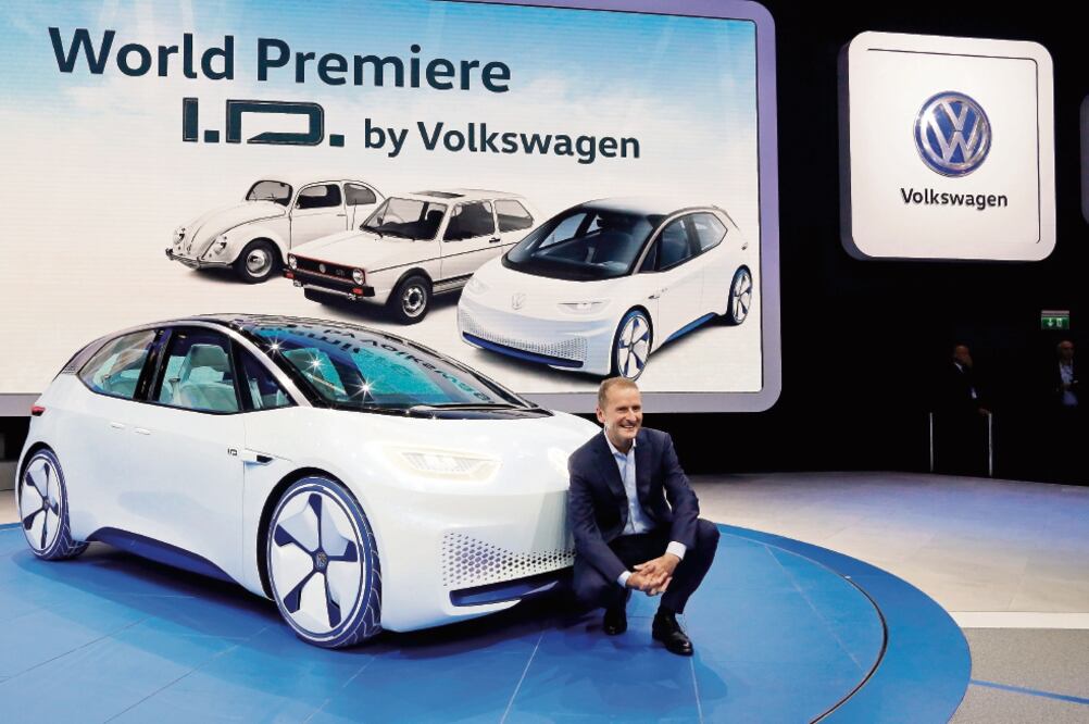 El compacto presentado por Volkswagen en París tendrá un alcance de entre 400 y 600 kilómetros por cada recarga de energía (JACKY NAEGELEN. REUTERS)