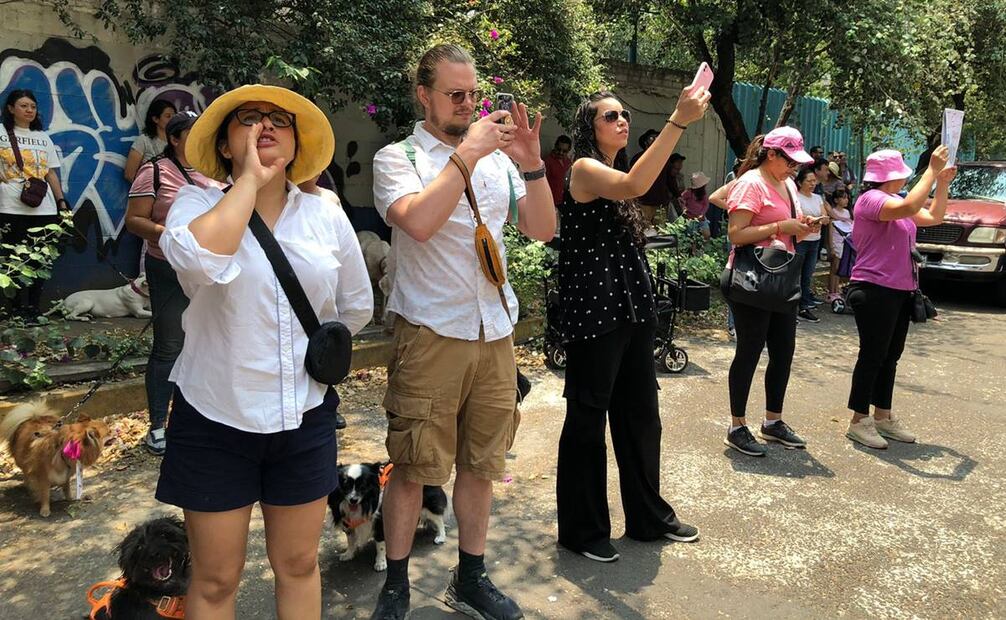 Una serie de vecinos, activistas contra el maltrato animal y público en general se reunieron al exterior del domicilio de la mujer que supuestamente mató a "moni". / Foto: Atenea Campuzano.