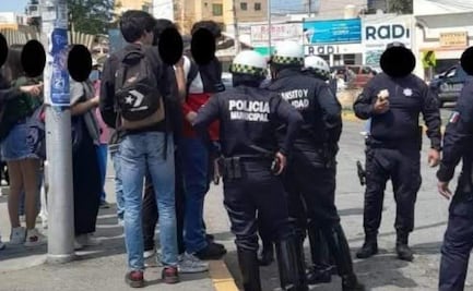 Detienen a jóvenes tras protagonizar riña afuera de Universidad Autónoma de Hidalgo; institución dice que no son estudiantes