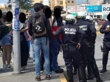 Detienen a jóvenes tras protagonizar riña afuera de Universidad Autónoma de Hidalgo; institución dice que no son estudiantes