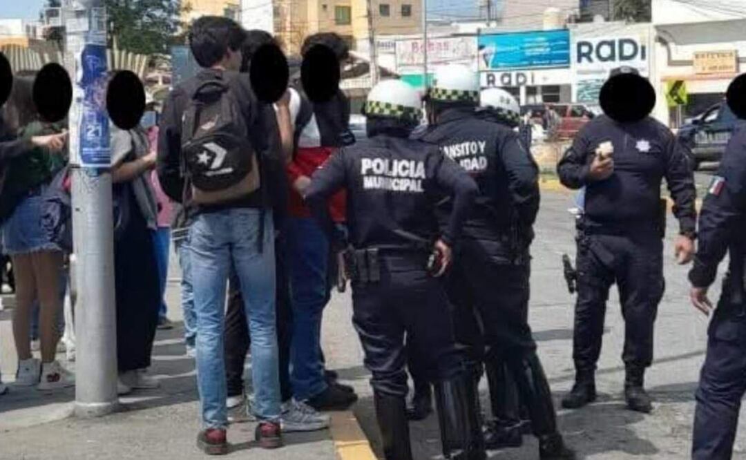 Elementos de seguridad detienen a jóvenes tras protagonizar riña afuera de la Universidad Autónoma de Hidalgo (27/02/2025). Foto: Especial