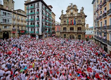 VIDEO: El "chupinazo" da inicio a las fiestas de San Fermín en Pamplona