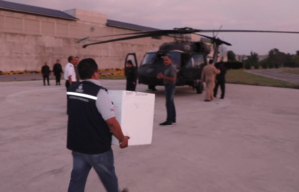 Personal del Laboratorio de Genética de Jalisco se trasladó a esta ciudad en un helicóptero Black Hawk de la Policía Estatal de esa entidad (Foto: Especial)