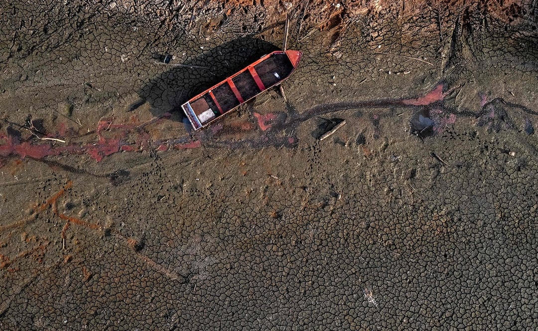 Vista aérea de un barco varado en el lecho seco del lago Alhajuela durante la sequía de verano, en la provincia de Colón, 50 km al norte de la Ciudad de Panamá. Foto: AFP