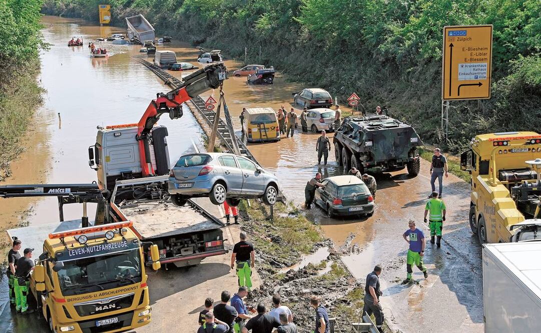 Los servicios de rescate retiran los automóviles y camiones destrozados de una carretera federal en Erftstadt, Alemania. Foto: Sascha Steinbach/EFE.