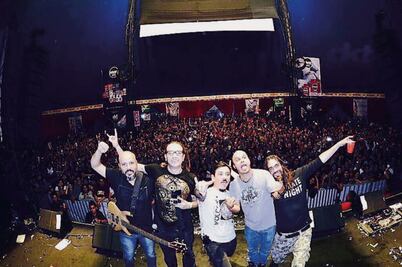 Bailan, cantan, beben y rockean con prudencia