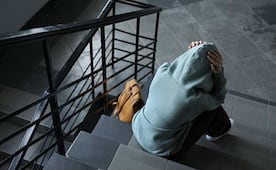 Jóvenes presentan síntomas graves de depresión, ansiedad o estrés, revela encuesta; varios piden licencia médica por salud mental