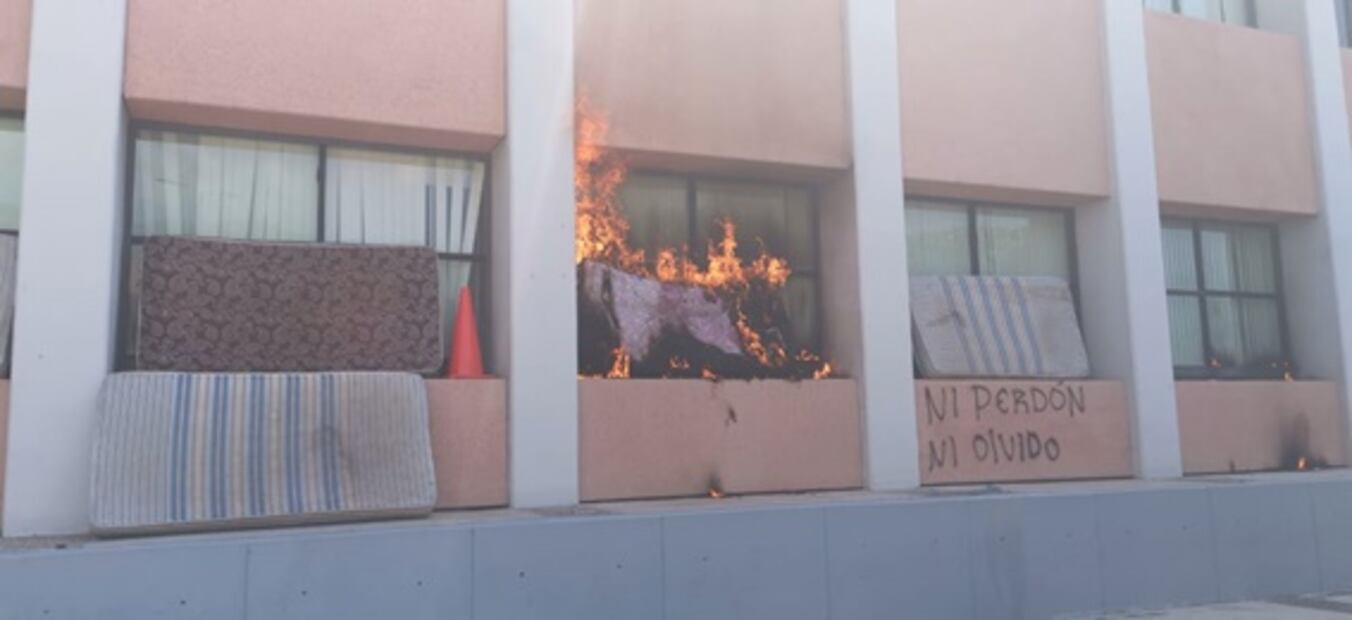 Normalistas de Ayotzinapa queman Congreso de Guerrero