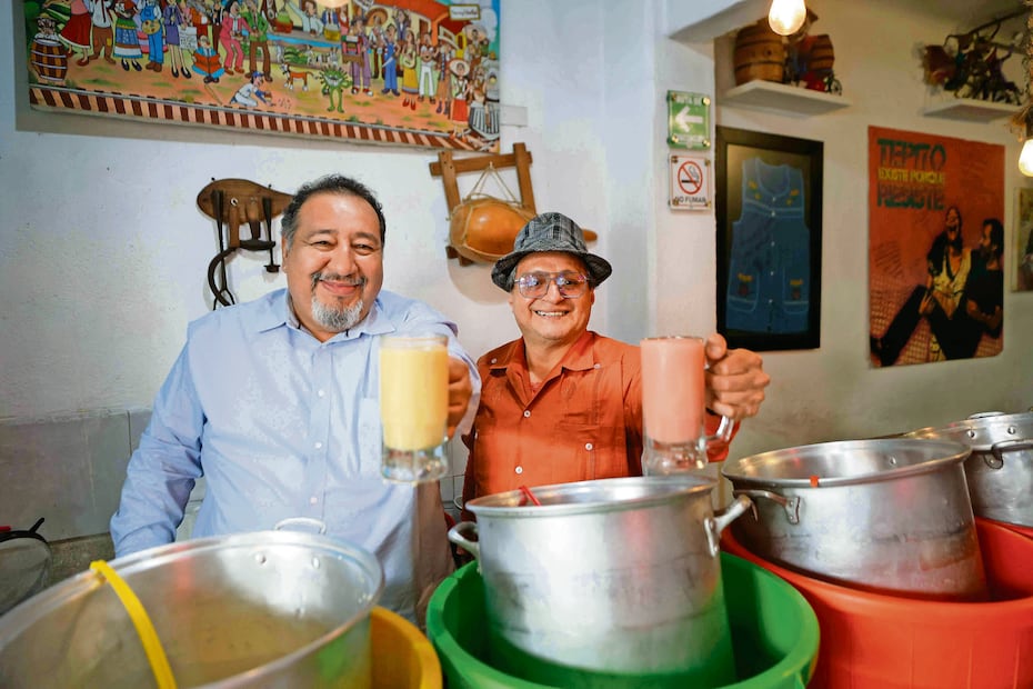César Ponce, de la pulquería La Canica, y Federico Olvera, dueño de la Pulquería Agave 69, señalan que una vez regulados ya no tendrían que caer en el pago de “tolerancias”. Foto: Diego Simón Sánchez/ EL UNIVERSAL