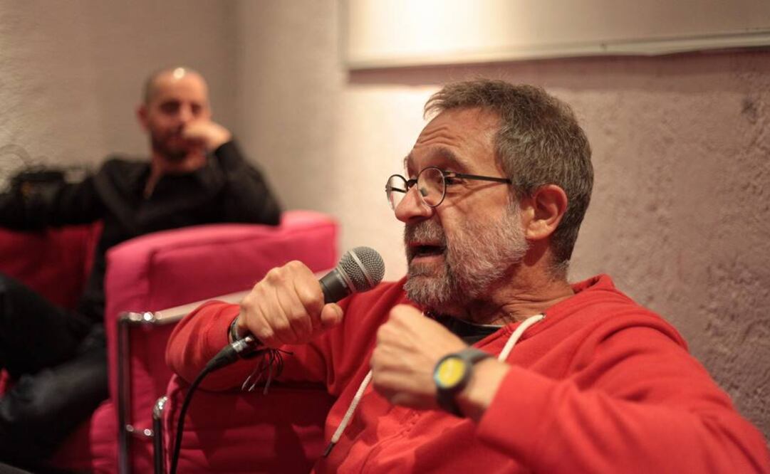 El director mexicano Claudio Valdés Kuri y su colega Benjamín Cann (derecha) hablan sobre "Bataria, Estado de México y Quijote vencedor de sí mismo". FOTO: Sáshenka Gutiérrez/EFE.