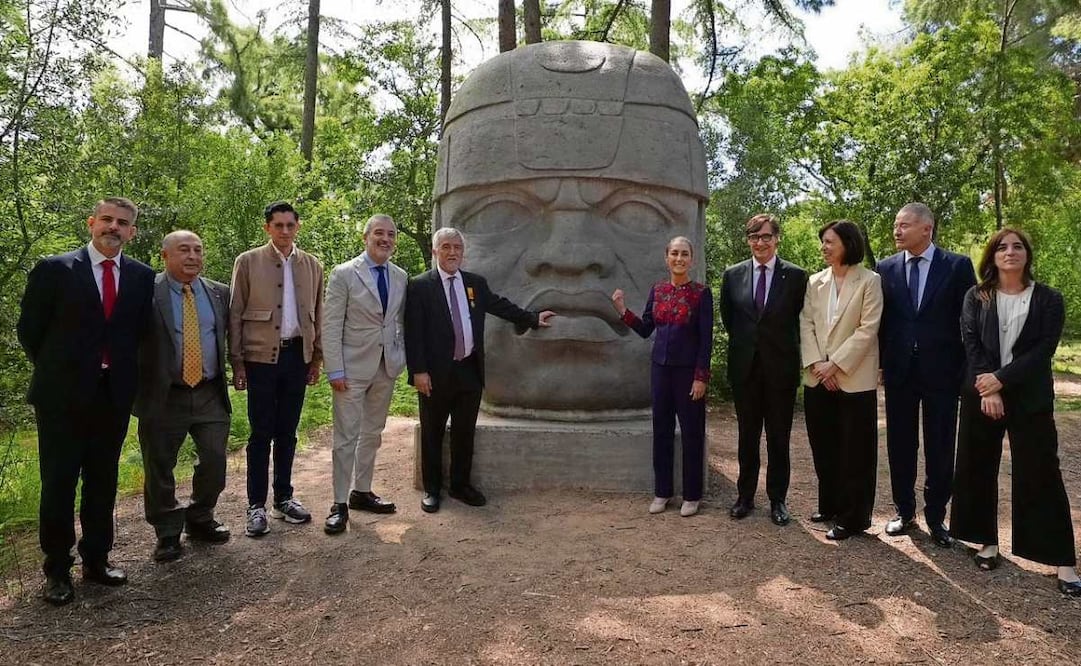 La Presidenta publicó una fotografía en la que posa junto a una cabeza olmeca que fue donada por la Universidad Veracruzana a la Universidad Politécnica de Cataluña. Foto: Presidencia