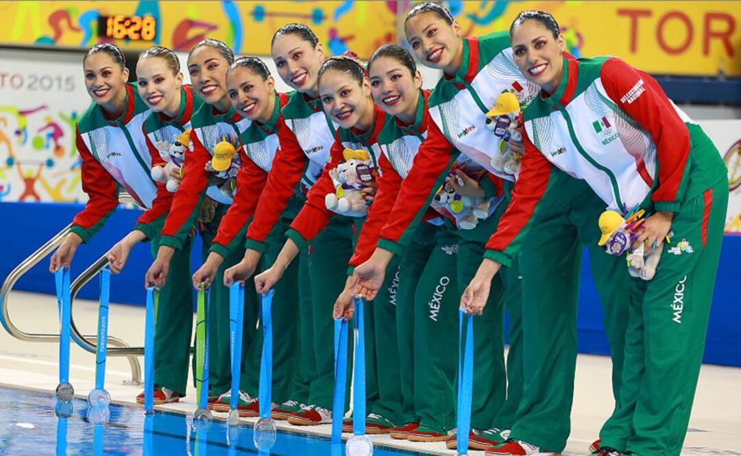 Las atletas de nado sincronizado celebran su medalla de plata. Imago 7