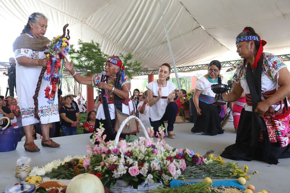 Sheinbaum recibe bastón de mando. FOTO: Berenice Fregoso/ EL UNIVERSAL/