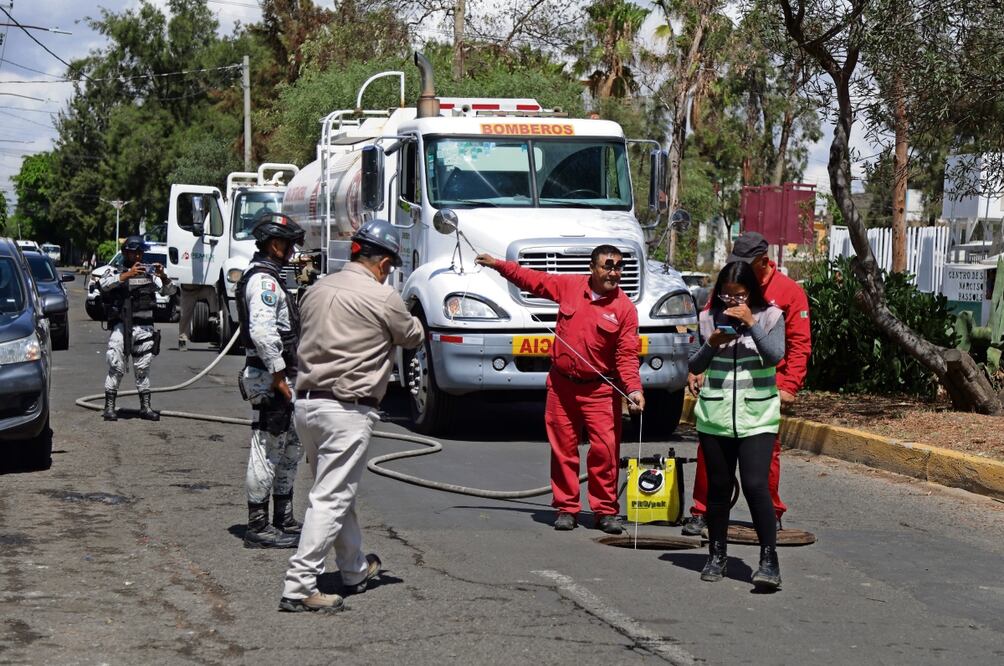 Autoridades de Protección Civil indicaron que la limpieza de drenajes en las colonias CTM Aragón, Narciso Bassols y Cuchilla del Tesoro, en Gustavo A. Madero, lleva un avance de 70%, luego de que vecinos reportaron olor a combustible. Foto: de Carlos Mejía. El Universal