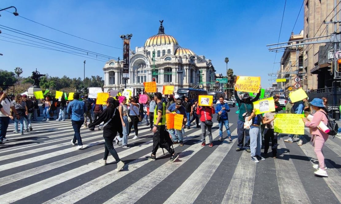 Comerciantes y botargueros bloquean Eje Central y luego marchan al Zócalo; exigen espacios para trabajar. Foto: Especial