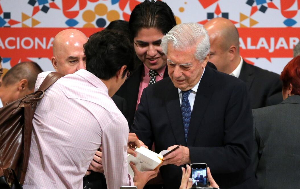 Mario Vargas Llosa firma libros en la FIL Guadalajara, en otoño de 2016. Foto: EFE, archivo