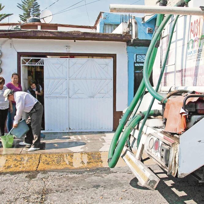 La pipas de la Conagua y del sistema de agua potable de Ecatepec no ingresan a ciertas colonias, por ende los pobladores pagan a las privadas.