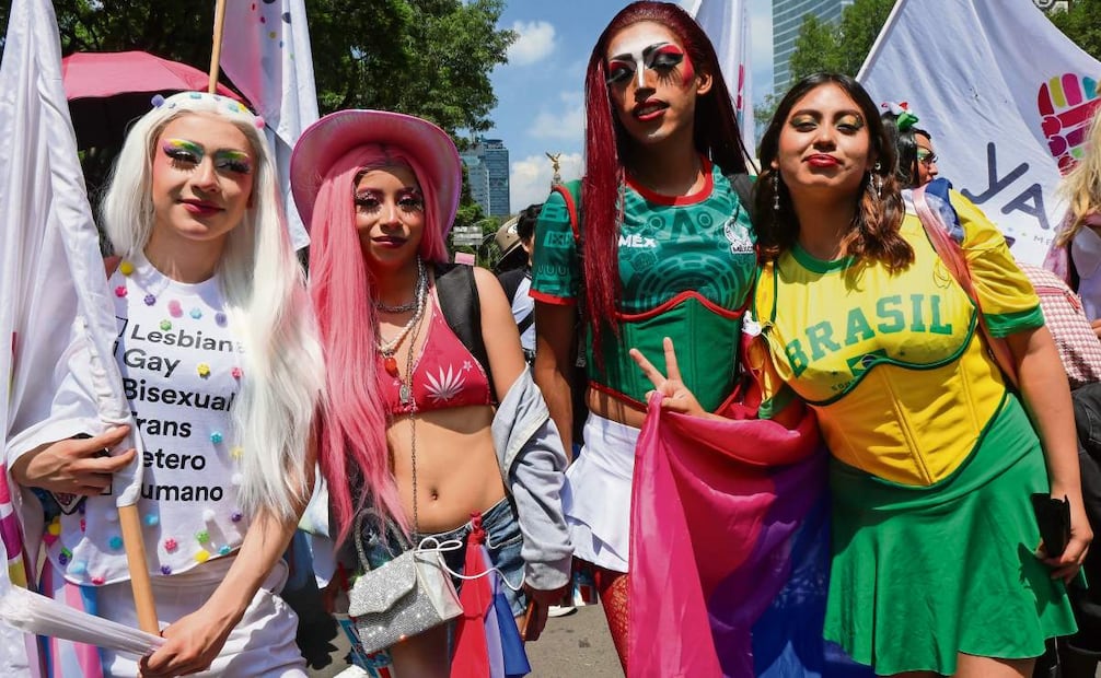 Este sábado, hombres usaron tacones, mujeres lucían minifaldas con blusas brillantes y alas de ángel y unos más sólo portaban impermeables. LUIS CAMACHO/EL UNIVERSAL