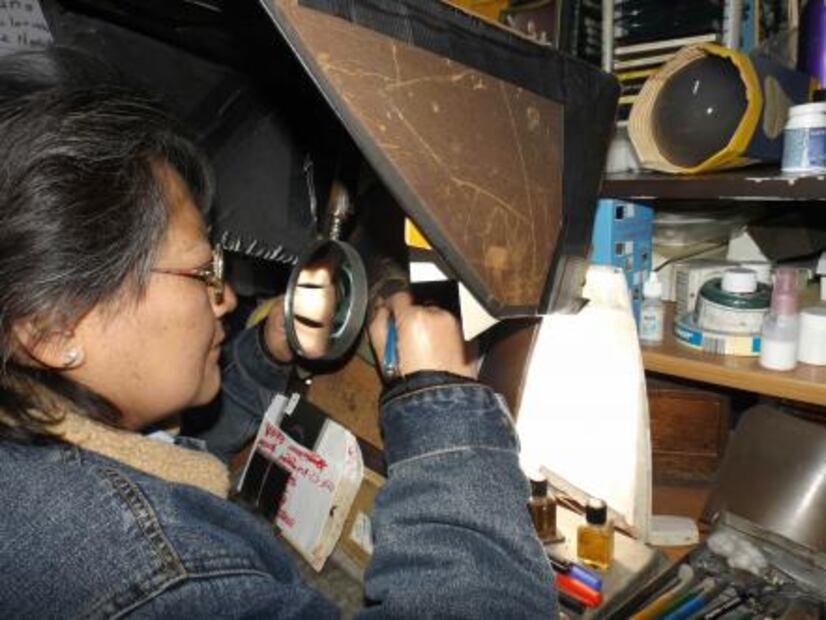 Antes las fotografías se retocaban a mano