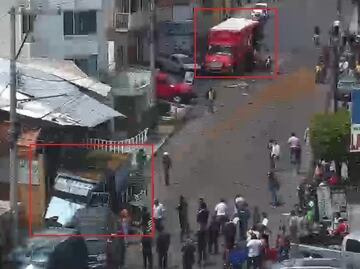 VIDEO: Camión se queda sin frenos y embiste cinco vehículos en Huixquilucan, Edomex