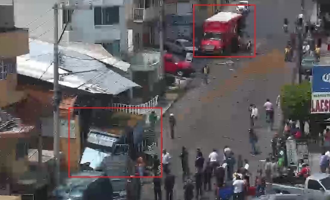 El camión de volteo al parecer se quedó sin frenos lo que ocasionó que se impactara contra un camión de la empresa Coca–Cola. Foto: Especial