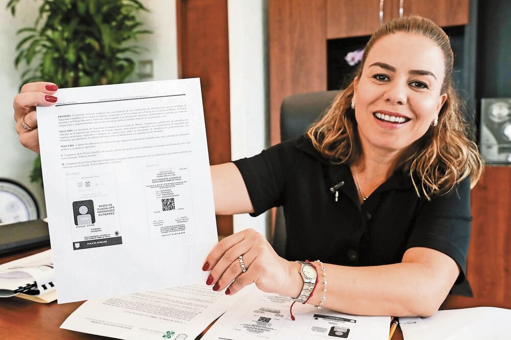 Gabriela Baltazar explica que los nuevos plásticos tendrán al frente el logo del Gobierno capitalino, y en la parte posterior la leyenda de portación de arma. DIEGO SIMÓN SÁNCHEZ. EL UNIVERSAL