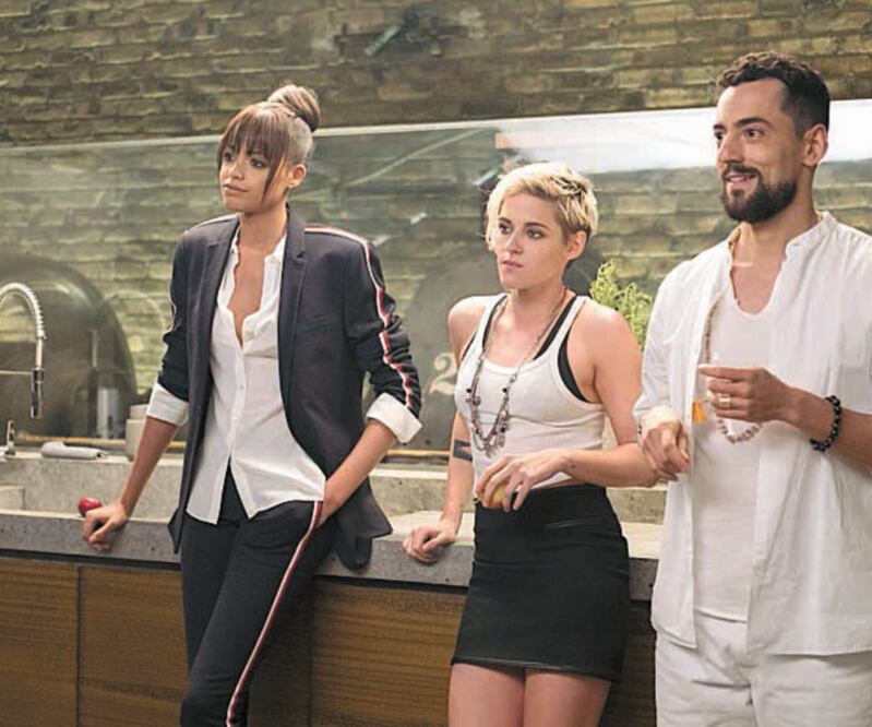 Ella Balinska, Kristen Stewart, y Luis Gerardo Méndez. ARCHIVO EL UNIVERSAL