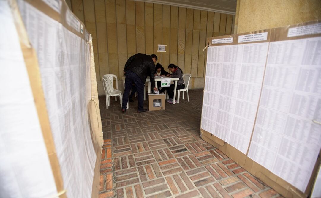 Una persona emite su voto durante la segunda vuelta de las elecciones presidenciales en un centro de votación, en Bogotá, Colombia (Foto: EFE)