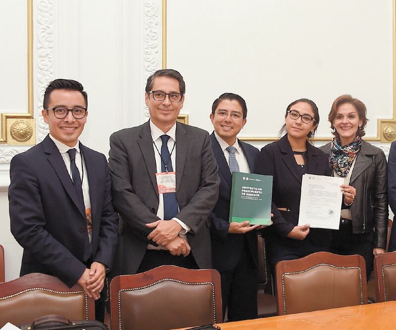 Integrantes del Congreso de la Ciudad de México recibieron el paquete económico 2020, en el que el gobierno local establece que el cobro de la tenencia será de 3% sobre el valor del automóvil. Foto: ESPECIAL