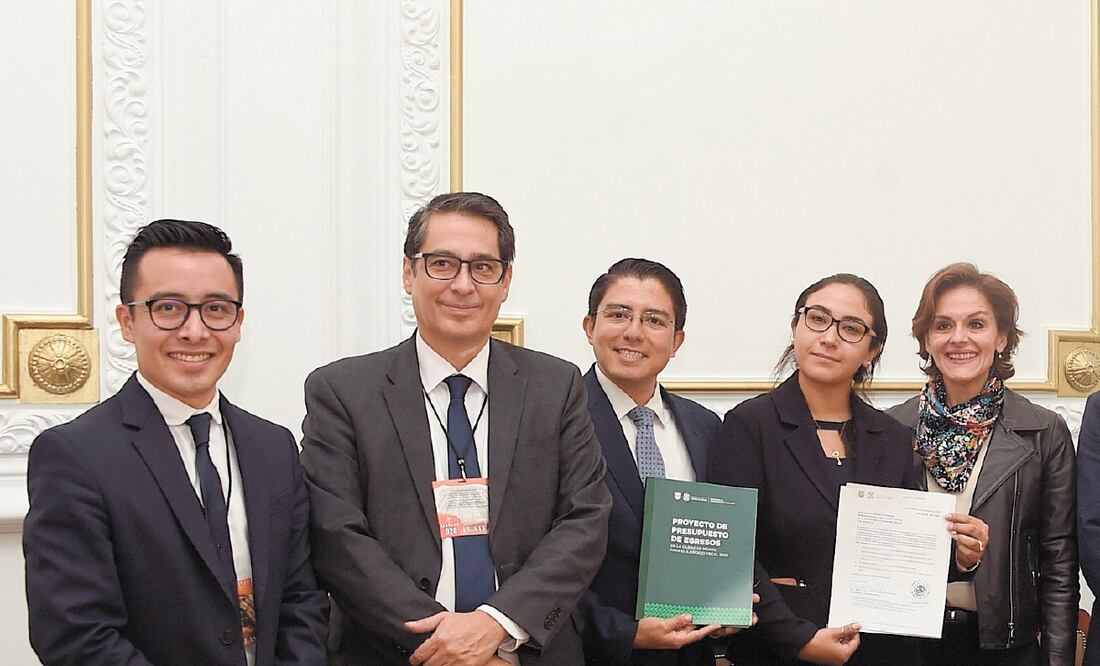 Integrantes del Congreso de la Ciudad de México recibieron el paquete económico 2020, en el que el gobierno local establece que el cobro de la tenencia será de 3% sobre el valor del automóvil. Foto: ESPECIAL