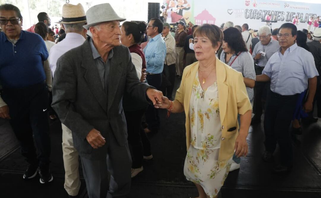 Con baile, canto, y caritas pintadas, gobierno de la CDMX celebra a los adultos mayores.
Foto: Carlos Mejía/ EL UNIVERSAL