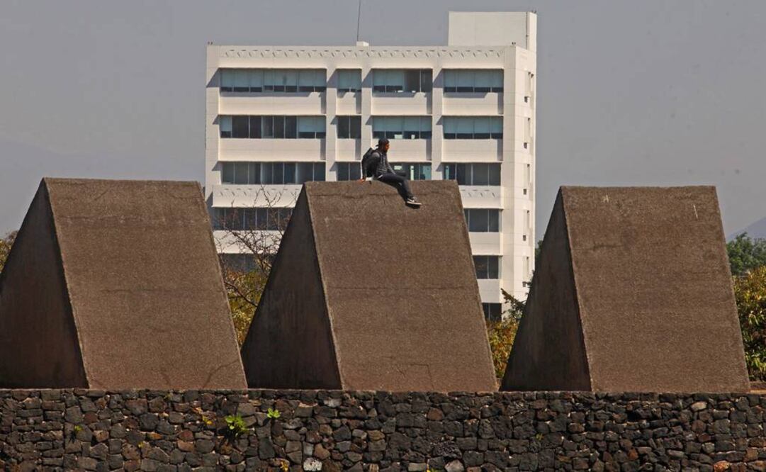 Alrededor de 200 personas realizaron ayer una protesta en el Espacio Escultórico de Ciudad Universitaria para exigir la demolición y reubicación del edificio H de la de Facultad de Ciencias Políticas y Sociales (FCPyS).