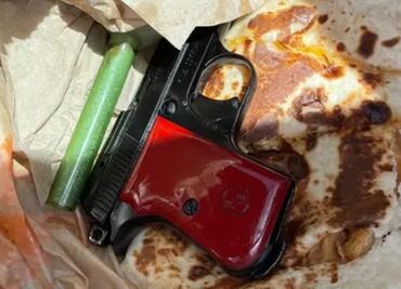Hombre queda detenido tras esconder un arma dentro de una quesadilla en EU