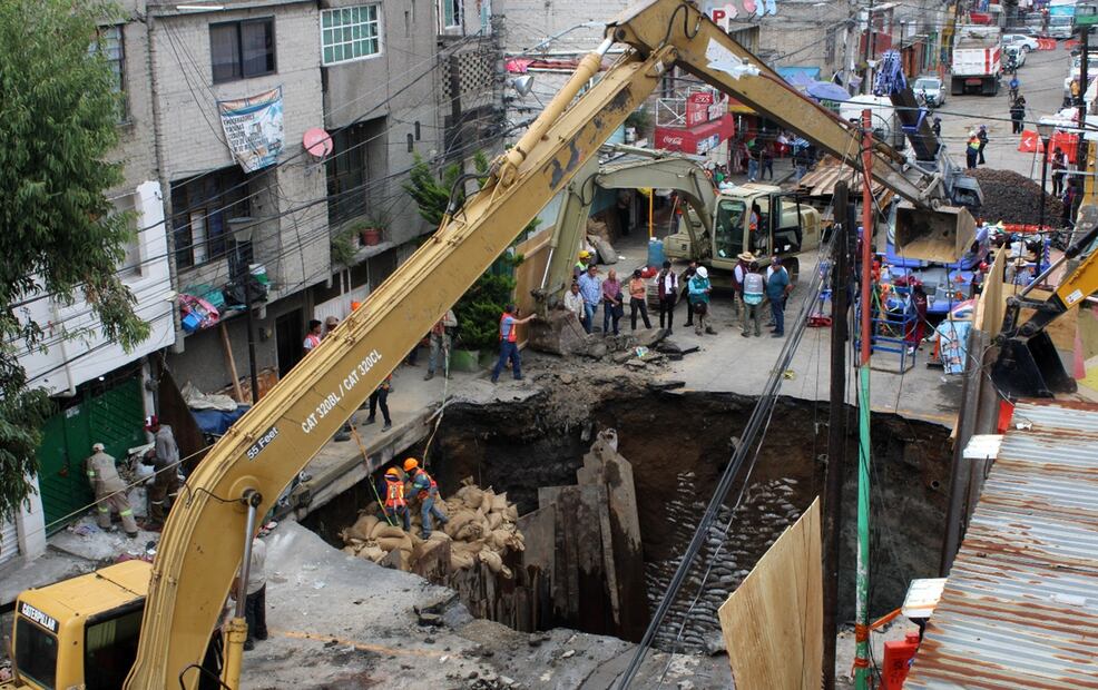 El socavón que se formó en la colonia Renovación en la alcaldía Iztapalapa aumentó de diámetro al pasar de cinco a 10 metros, por lo que se evacuó a 27 personas y se afectó 125 casas, el 16 de septiembre d e2025. Foto: Darío Luna/EL UNIVERSAL