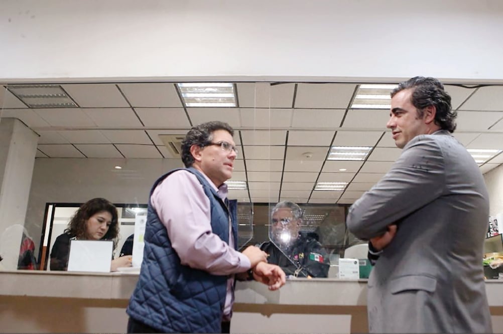 El aspirante independiente Armando Ríos Piter (izq.) dijo que lo que está en juego es algo más que su prestigio, sino el país y la certidumbre de las instituciones. Foto: ARCHIVO EL UNIVERSAL