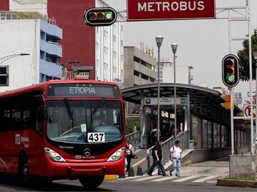 Usuarios pelean en Metrobús y causan daños a la unidad; son llevados al Ministerio Público VIDEO