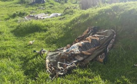 Hallan cadáver de mujer envuelto y con signos de violencia en terreno baldío de Toluca