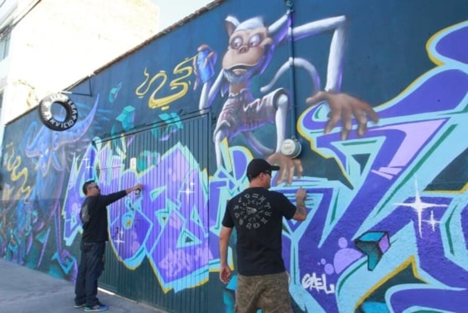 Artistas urbanos homenajean a Guillermo del Toro con mural en Guadalajara