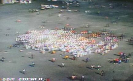 Small group of demonstrators arrive to Zócalo