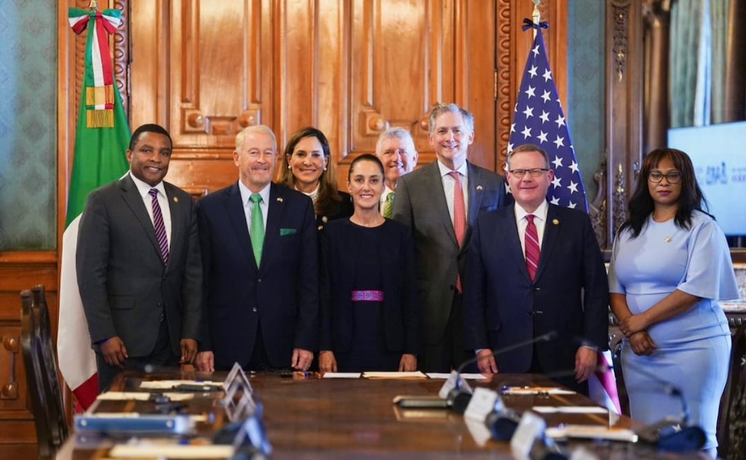 Presidenta de México Claudia Sheinbaum junto empresarios y políticos republicanos de EU durante su reunión en Palacio Nacional (26/07/2025). Foto: X (@USAmbMex)