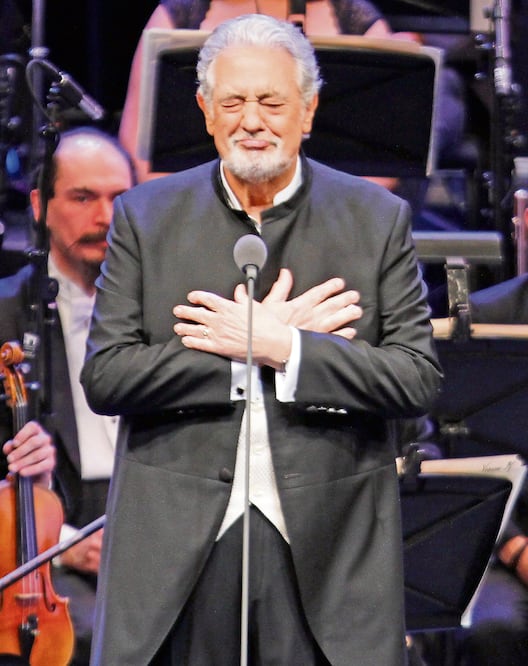 Antes de iniciar el concierto, el cantante agradeció la ovación del público con las manos en el pecho (AGUSTÍN SALINAS. EL UNIVERSAL)
