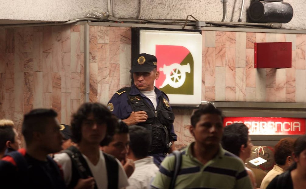 En la estación Balderas un agente de policía vigila el flujo de los usuarios que se dirigen al andén, en los días que siguieron a la tragedia de 2009. Foto: Adrian Hernández/EL UNIVERSAL.