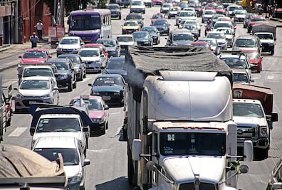 Este viernes 22 de febrero no circulan autos con engomado azul